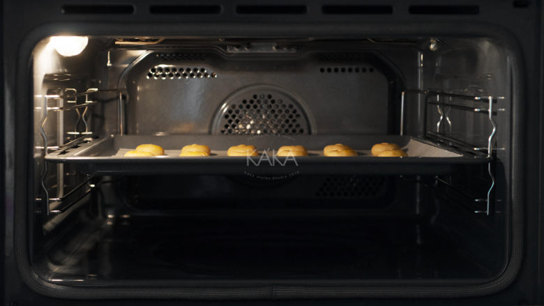 零失败的小饼—花生酥，最适合烘焙新手,烤箱设置热风功能170℃，预热，把烤盘放入烤箱中层