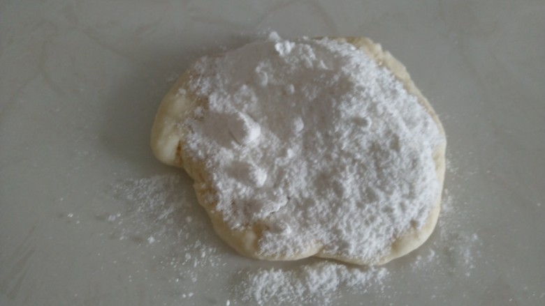 夹心糖糕,取60克发酵好的面团，加入糖粉。