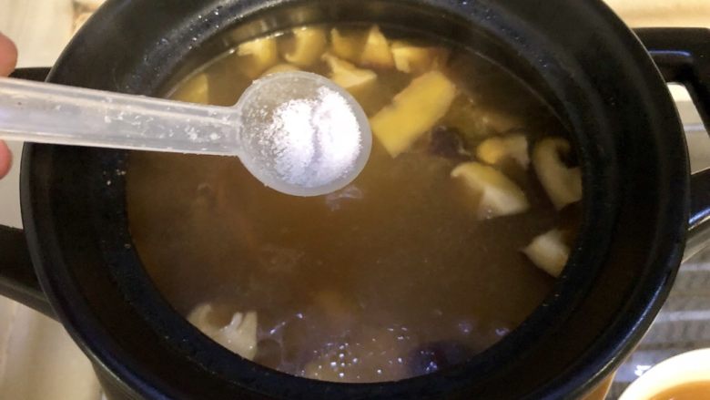 一碗好汤暖身心➕虫草花煲土鸡汤,根据个人口味，添加适量食盐，搅拌均匀，即可关火。