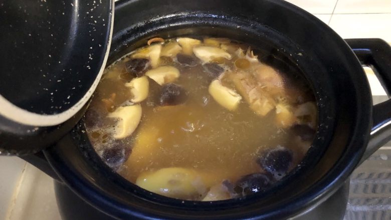一碗好汤暖身心➕虫草花煲土鸡汤,香浓的土鸡汤就煮好了。
