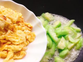 家常菜+丝瓜炒蛋,倒入煎好的鸡蛋