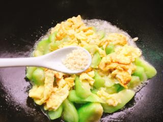 家常菜+丝瓜炒蛋,加入鸡精调味，也可以用虾米代替