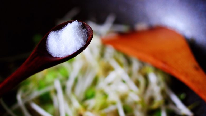 绿豆芽什锦蛋炒饭,加入适量的盐
