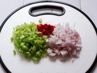 绿豆芽什锦蛋炒饭,芹菜和洋葱，还有红椒切成小丁备用