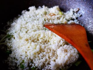 绿豆芽什锦蛋炒饭,倒入米饭，用锅铲把米饭打散后