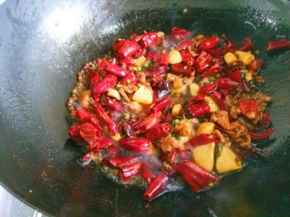 新文美食  川味椒香麻辣鸡块,倒入干辣椒，姜片，蒜瓣