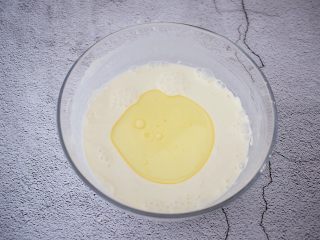 冰皮月饼,加入玉米油，搅拌均匀