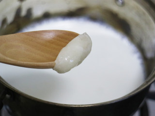 Q弹爽口的芒果奶冻,小锅中加入牛奶再加入蜂蜜，加热到蜂蜜融化。