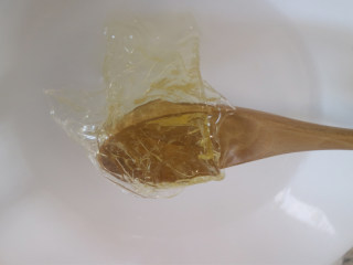 Q弹爽口的芒果奶冻,吉利丁片用纯净水泡着，直到泡软但是不用太高温。