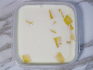 Q弹爽口的芒果奶冻,放入冰箱冷藏3-4小时以上。