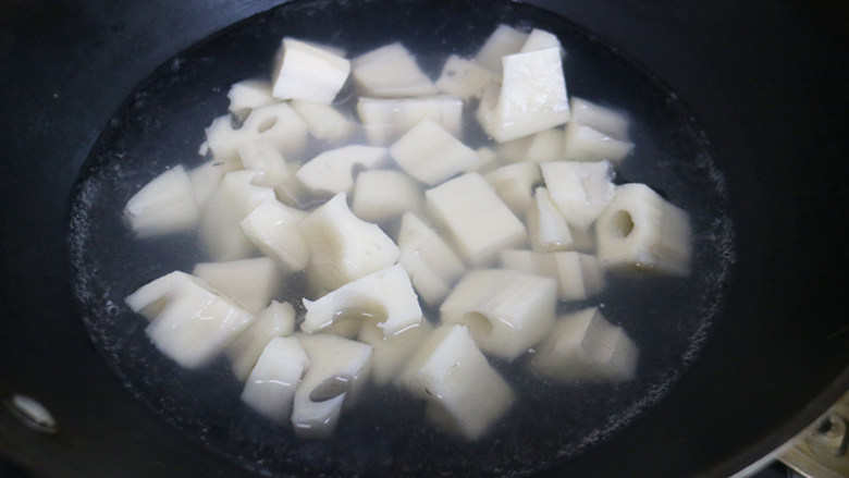 清脆爽口的之清炒藕丁,将泡好的藕丁放入锅中，焯水2分钟捞出备用。