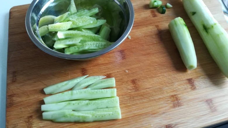 脆爽   凉拌黄瓜,切成条，在斜刀切成小条。