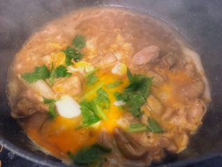 滑蛋鸡肉饭,鸡肉煮透后将鸡蛋由内而为慢慢倒入锅中，撒上三叶芹的叶子，小火，盖上盖子数🔟个数就可以关火啦，闷一小会