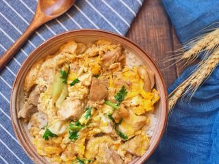 滑蛋鸡肉饭,将锅中的鸡肉和蛋完整的滑入装了饭的碗中