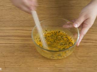 黄金馍片 18m+,蛋黄中加黑芝麻、加盐，搅拌均匀。