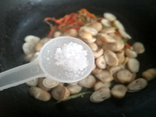 草菇炒肉丝,调入适量盐，翻炒均匀