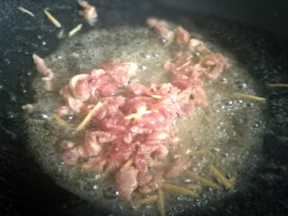 草菇炒肉丝,热锅，热火，下猪肉
