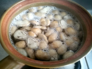 草菇炒肉丝,待水再次烧开捞起，这一步是为了去味和去草酸