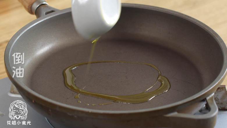 黄金馍片 18m+,剩下的蛋白液不要浪费，往锅中倒点油炒一下~~
