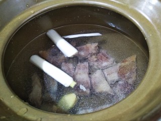 莴笋胡萝卜腊排骨汤,放适量的清水，水一次性加足，大火烧开转小火炖一个小时。
