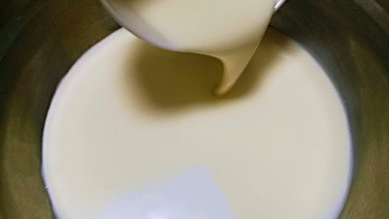 葡式蛋挞,鲜奶和奶油倒入容器中搅拌均匀