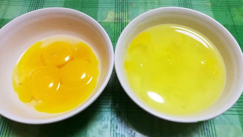 葡式蛋挞,鸡蛋的蛋白和蛋黄分离出来