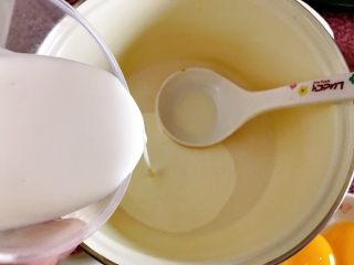葡式蛋挞,把淡奶油倒入放凉后的牛奶中。