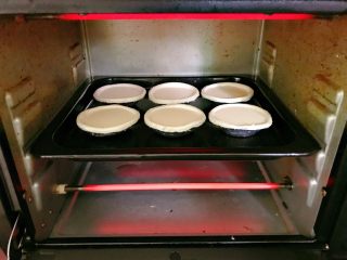葡式蛋挞,烤箱预热190度，中层，上下火，约25分钟左右。注意观察。根据烤箱温度不同进行调整哦。