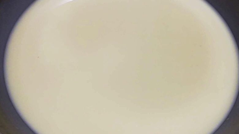 葡式蛋挞,用漏勺过滤出的蛋奶液更加透亮