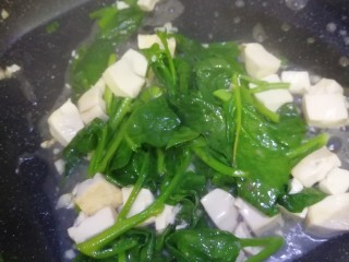 豆腐猫耳菜,放入豆腐，猫耳菜，盐，白胡椒，炒熟，最后淀粉勾芡，出锅