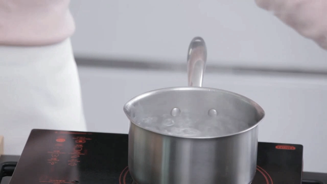 自制酸奶,用准备做酸奶的奶锅，将一锅水煮至沸腾，保持沸腾的状态。