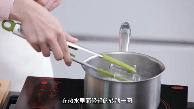 自制酸奶,把用于制作酸奶的器皿和勺子放入沸腾的水中进行高温消毒，取出后在晾架上倒扣晾干。