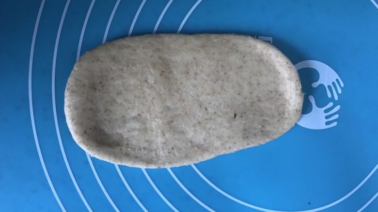 没有面包机烤箱照样在家可以做面包哦~电压力锅面包,接着分别擀成牛舌状。