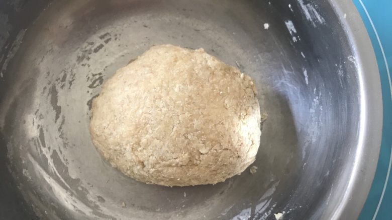 没有面包机烤箱照样在家可以做面包哦~电压力锅面包,一直揉至面团。