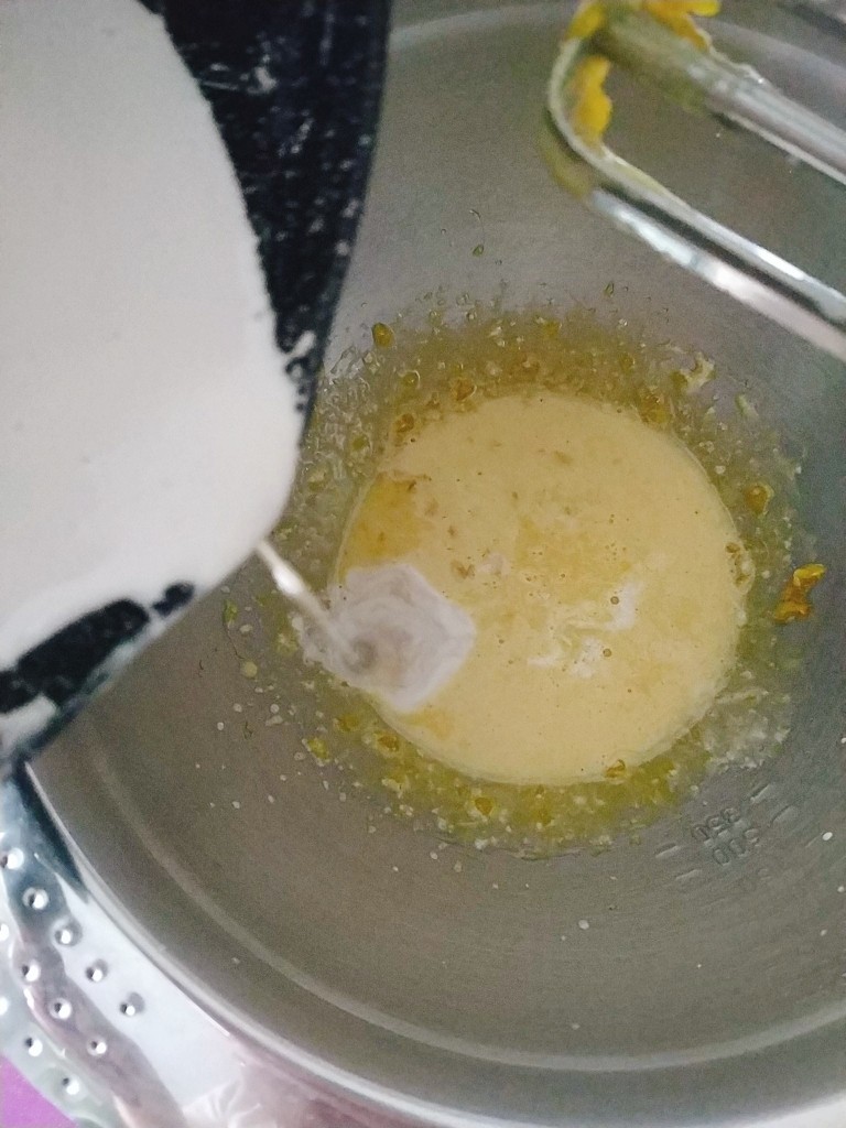 网红金沙咸蛋黄冰淇淋
安安原创,缓缓倒入温热的牛乳，不可以一次性全部倒里，会把鸡蛋黄直接烫成蛋花汤；