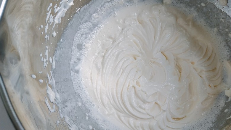 网红金沙咸蛋黄冰淇淋
安安原创,打发到7分发的状态，就是可以看到刚刚出现明显纹路，备用；
