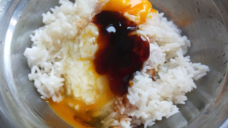新文美食  香肠耗油炒饭,米饭倒入盆中加入一个鸡蛋，耗油。