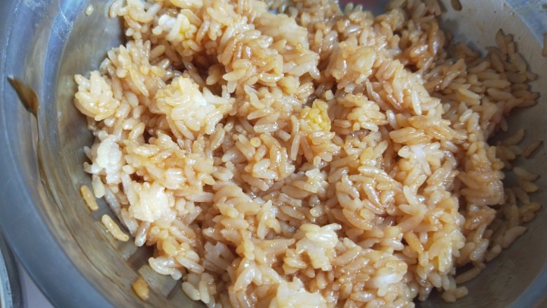 新文美食  香肠耗油炒饭,米饭倒入盆中搅拌均匀即可。