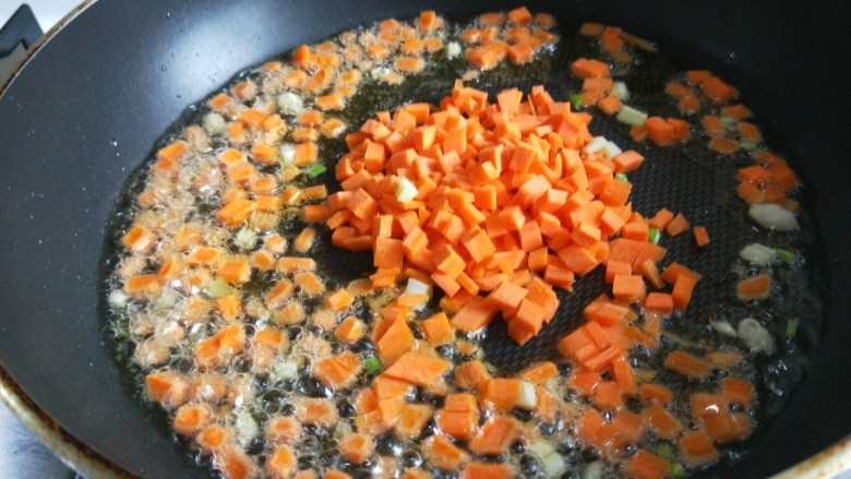 新文美食  香肠耗油炒饭,放入胡萝卜丁炒均匀。