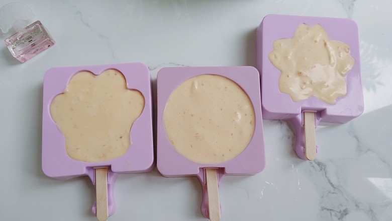 网红金沙咸蛋黄冰淇淋
安安原创,也可以把软冰淇淋放在硅胶雪糕模具里，冷冻，第二天再吃，我用的是法焙客的硅胶雪糕模具；