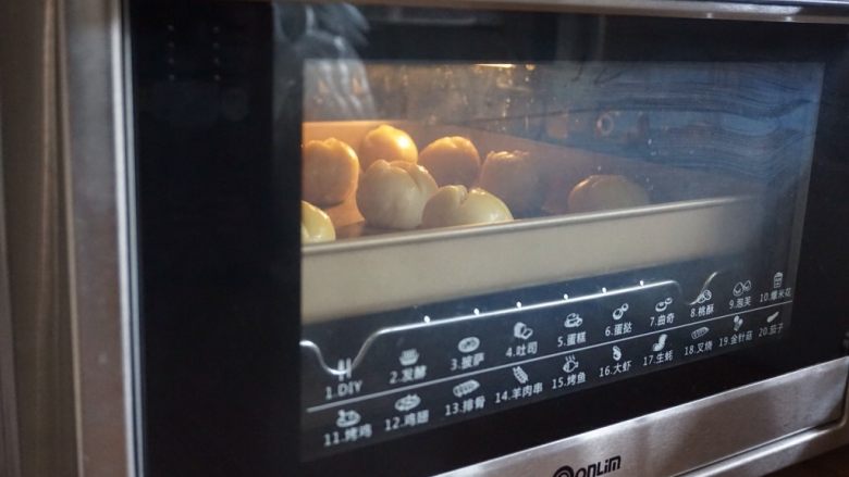 椰蓉开口酥,放入已经预热到180度的东菱K40C烤箱中下层，烘烤23分钟（实际烘烤温度要根据自家烤箱脾气而定）