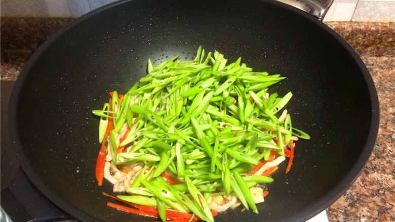 双色空心菜茎炒肉,放入空心菜茎翻炒20秒。
