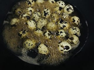 自制卤鹌鹑蛋 ,香味出来后就可以把鹌鹑蛋放进锅里煮5分钟。
