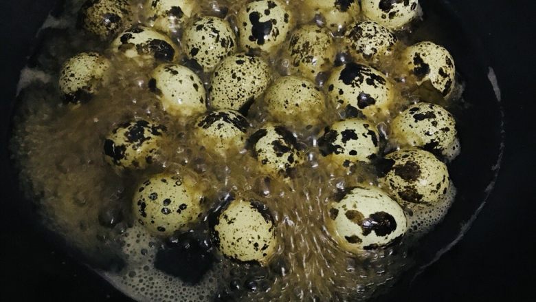 自制卤鹌鹑蛋 ,香味出来后就可以把鹌鹑蛋放进锅里煮5分钟。