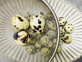 自制卤鹌鹑蛋 ,过冷水捞出备用。