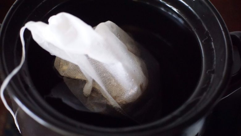 乌梅花果茶,砂锅煲里加入3L水，放入汤料包