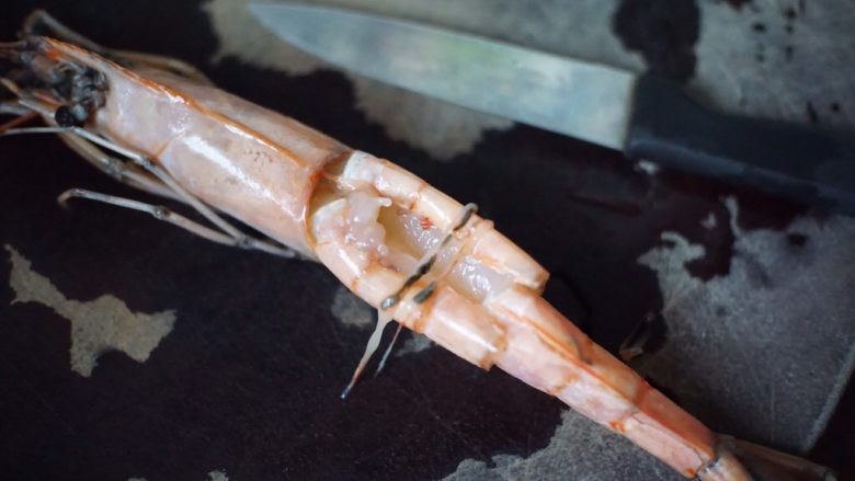 红烧阿根廷红虾,虾先用小刀在虾背上划开，剔除虾线后冲洗干净，再用厨房纸擦干表面的水分
