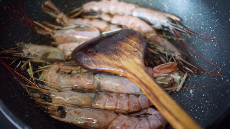 红烧阿根廷红虾,锅里热油后放入姜丝和蒜末煸香