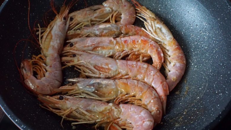 红烧阿根廷红虾,再放入处理好的红虾，小火煎香