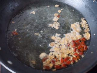 洋参瘦肉鸡汤面,锅里加入适量高汤水和西洋参、枸杞一起煮沸后转小火煮5分钟